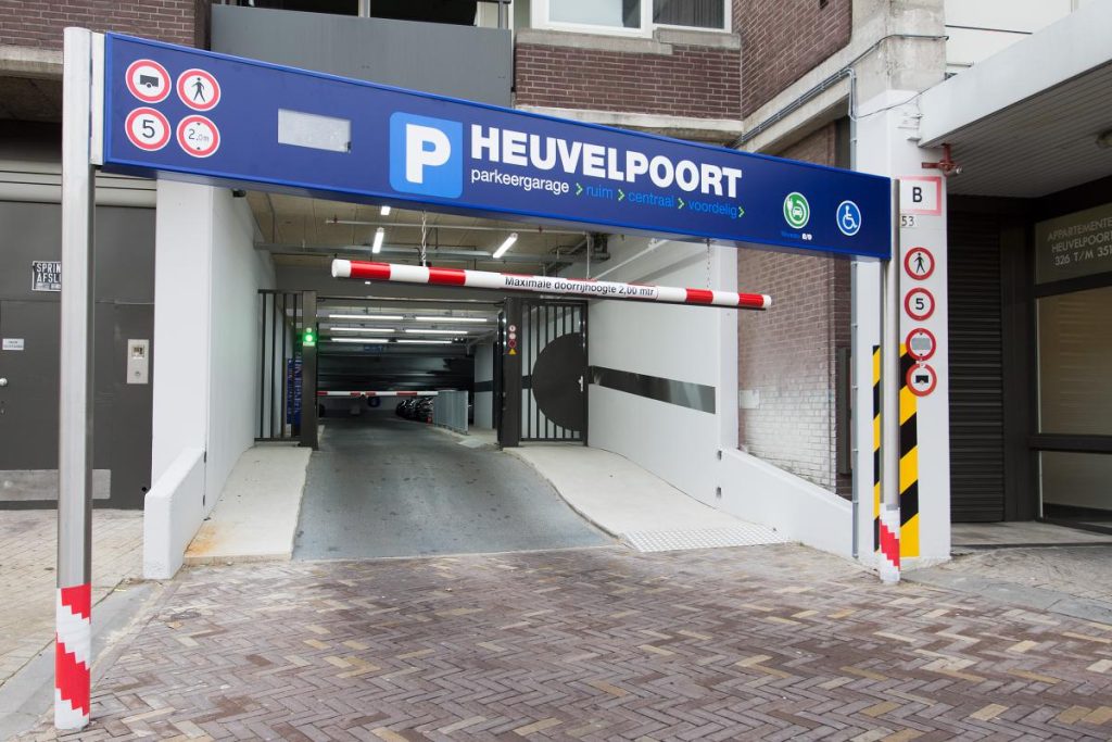 De vernieuwde entree van Parkeergarage Heuvelpoort aan het Piusplein